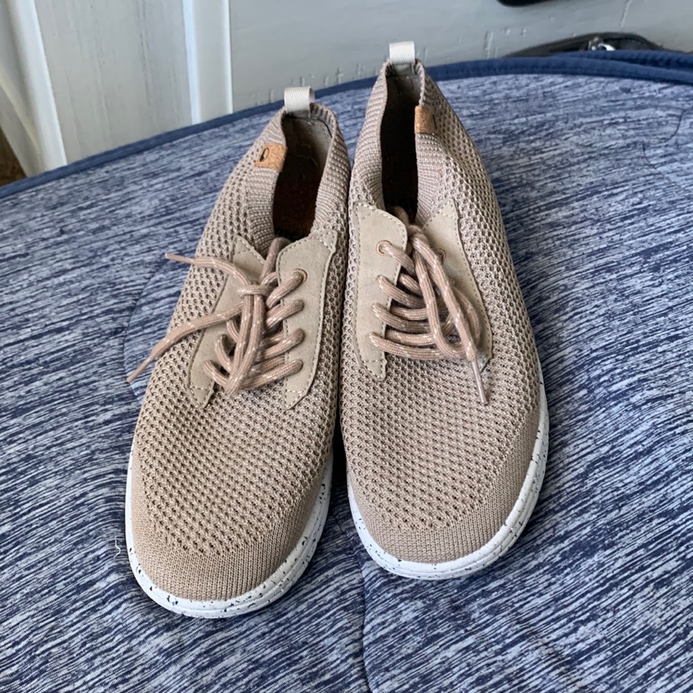 Women’s size 8 Saola mindo shoes